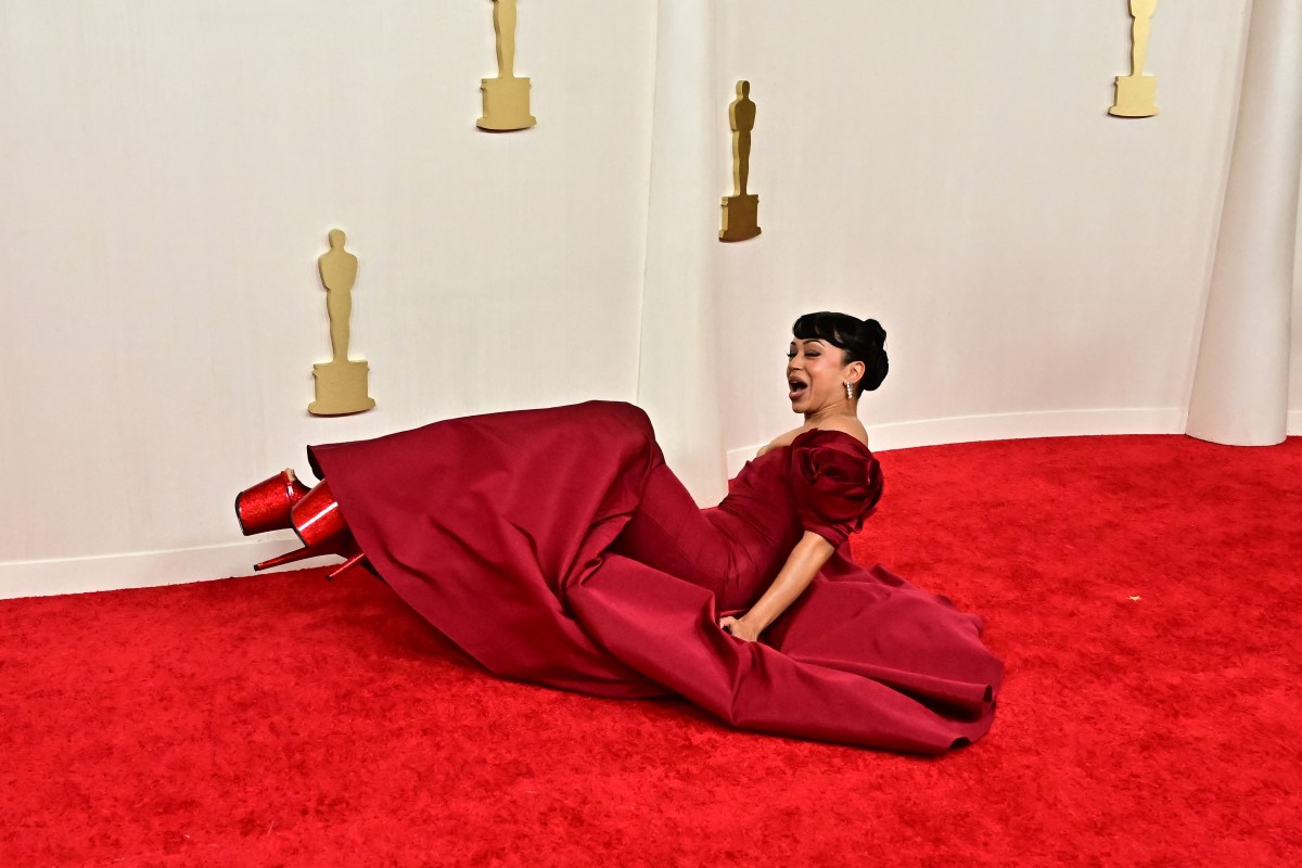 Imágenes: aparatosa caída de Liza Koshy en la alfombra roja de los Oscar acapara la atención de los asistentes