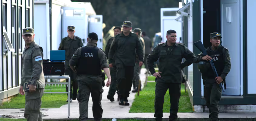 Milei enviaría gendarmes para proteger la embajada argentina en Caracas, donde están refugiados opositores a Maduro