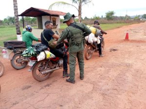 Fanb desaloja a casi 500 personas de una mina ilegal en Bolívar (Fotos)