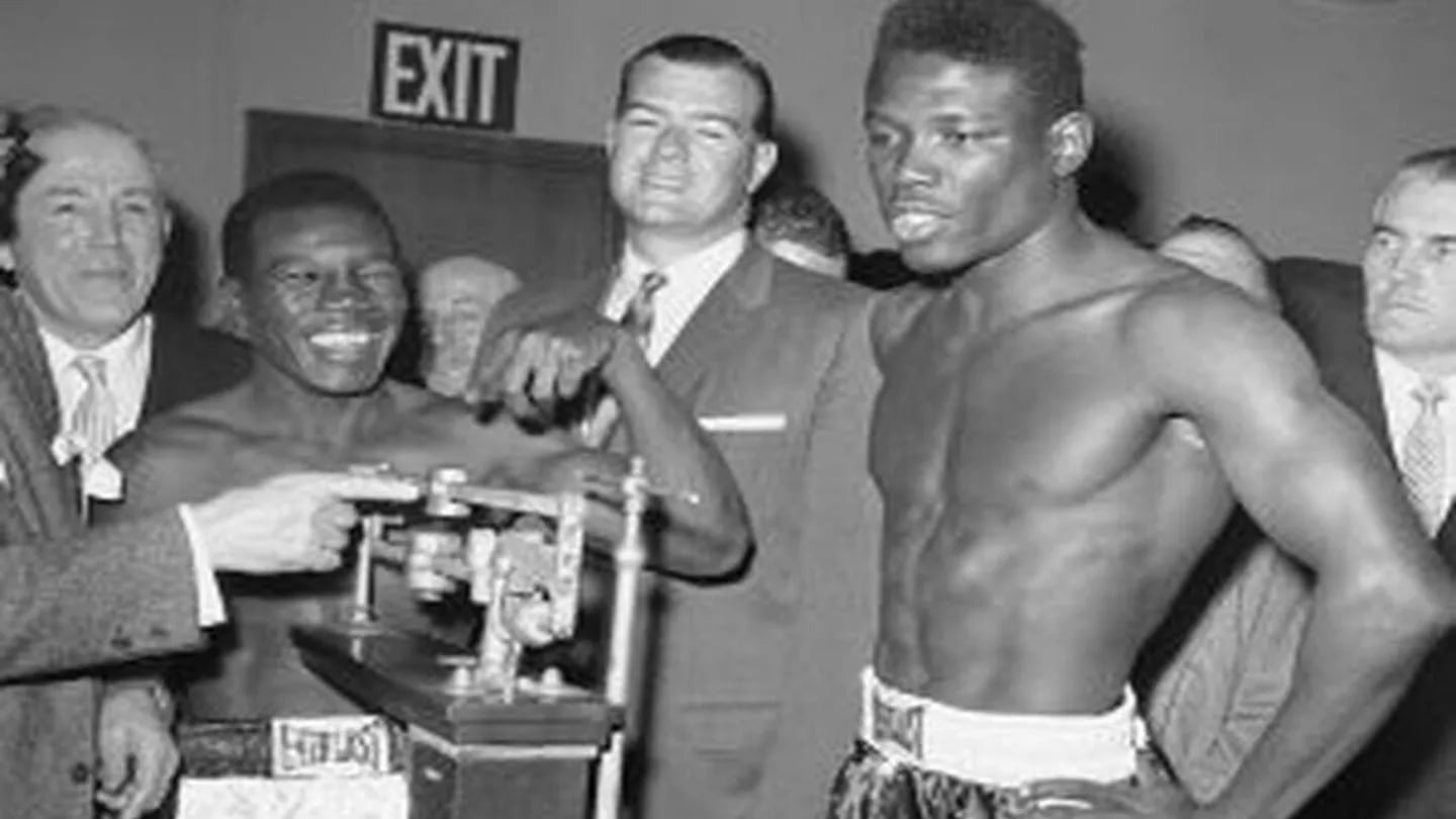 Una palabra, un nocaut mortal y una vida preso en libertad: la trágica carrera de Emile Griffith