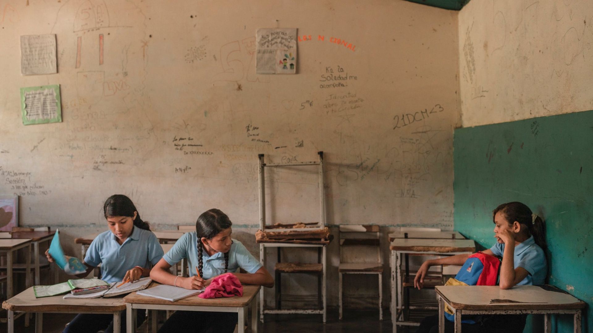 Crisis educativa en Venezuela: estudiantes solo asisten cuatro días a escuelas, sin agua y con pupitres contados