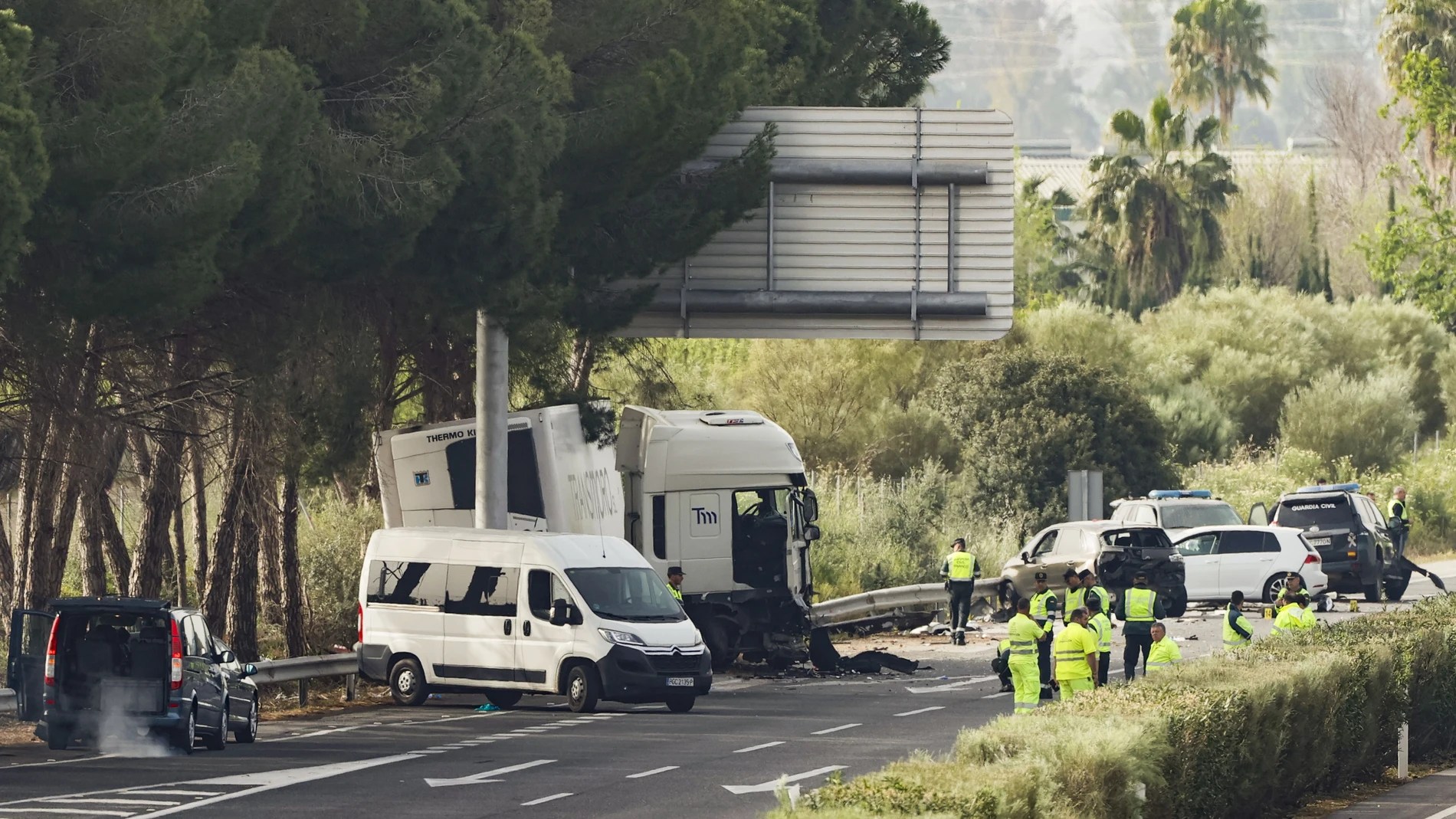 Seis muertos en España, dos de ellos agentes, al estrellarse un camión contra un control policial