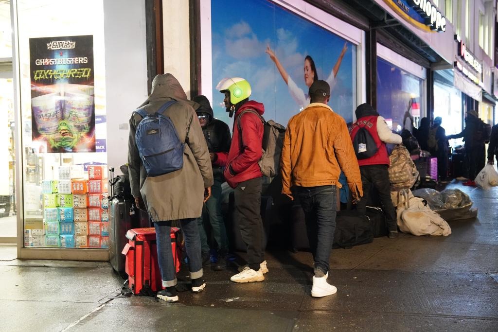 Fue arrestado en Nueva York por iniciar un tercer albergue temporal para inmigrantes en biblioteca abandonada