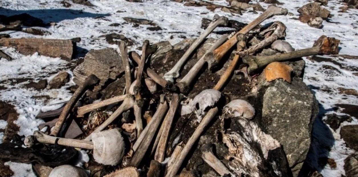 El misterio del lago helado que escupe restos humanos una vez al año