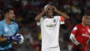 El GOLAZO de Arango en un partido de leyendas del fútbol con Ronaldinho en Chile (VIDEO)