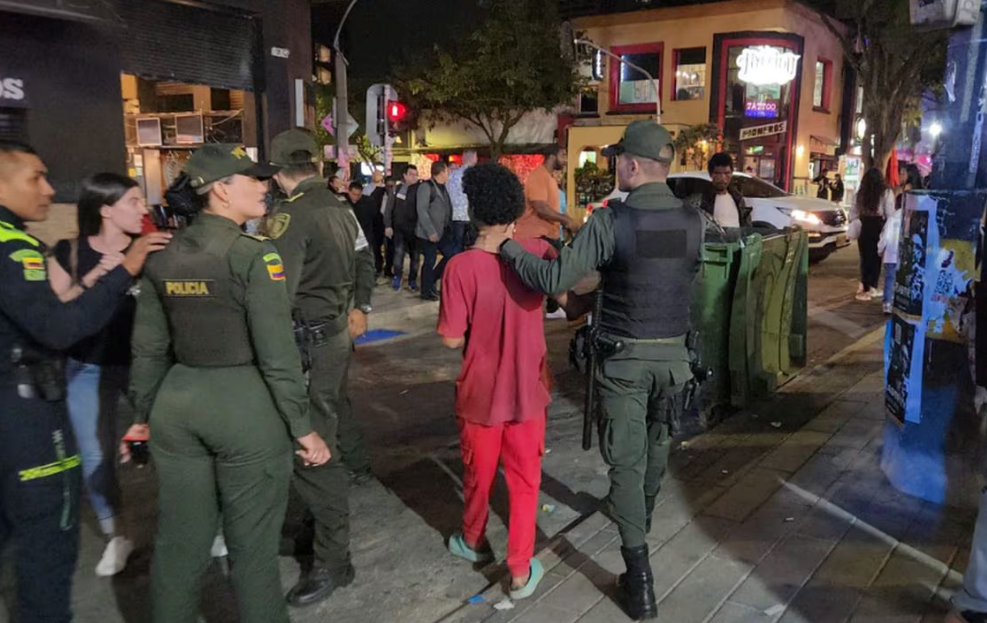 Niño logró pedir ayuda tras ser encerrado en lujoso apartamento de un extranjero en Medellín