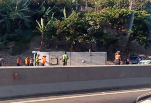 Se volcó autobús en la autopista Gran Mariscal de Ayacucho este #9Abr (VIDEOS)