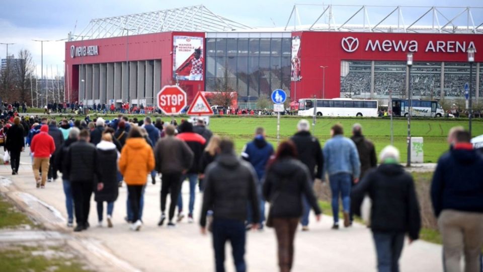 Encuentran bomba de la Segunda Guerra Mundial y de media tonelada en estadio de la Bundesliga