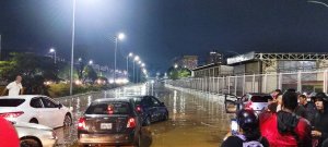 Fuertes lluvias en Caracas provocaron mega laguna en la autopista Francisco Fajardo a la altura de La Paz