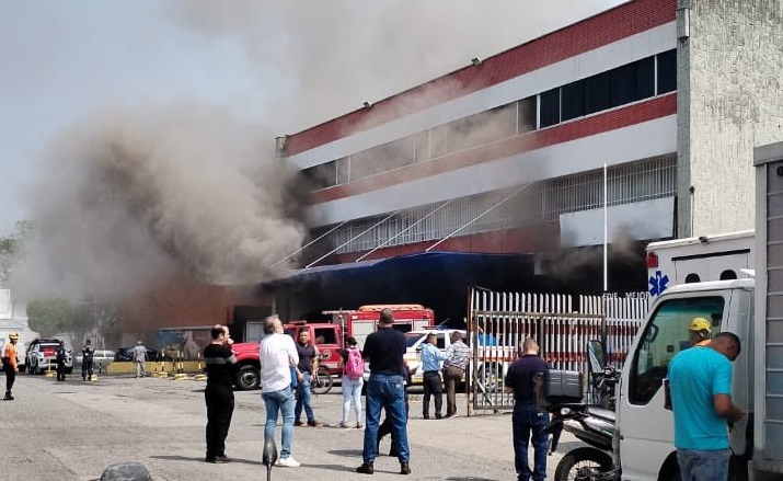 Reportan fuerte incendio en la zona industrial de La California Sur (Video)