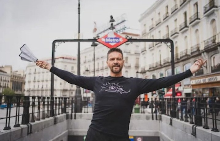 Luis Font, el exintegrante de “Locomía” canta en el metro para sobrevivir: He descubierto un mundo que desconocía (FOTOS)