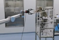 Implante cerebral desvelado en China permite a un mono manejar brazo robótico con la mente