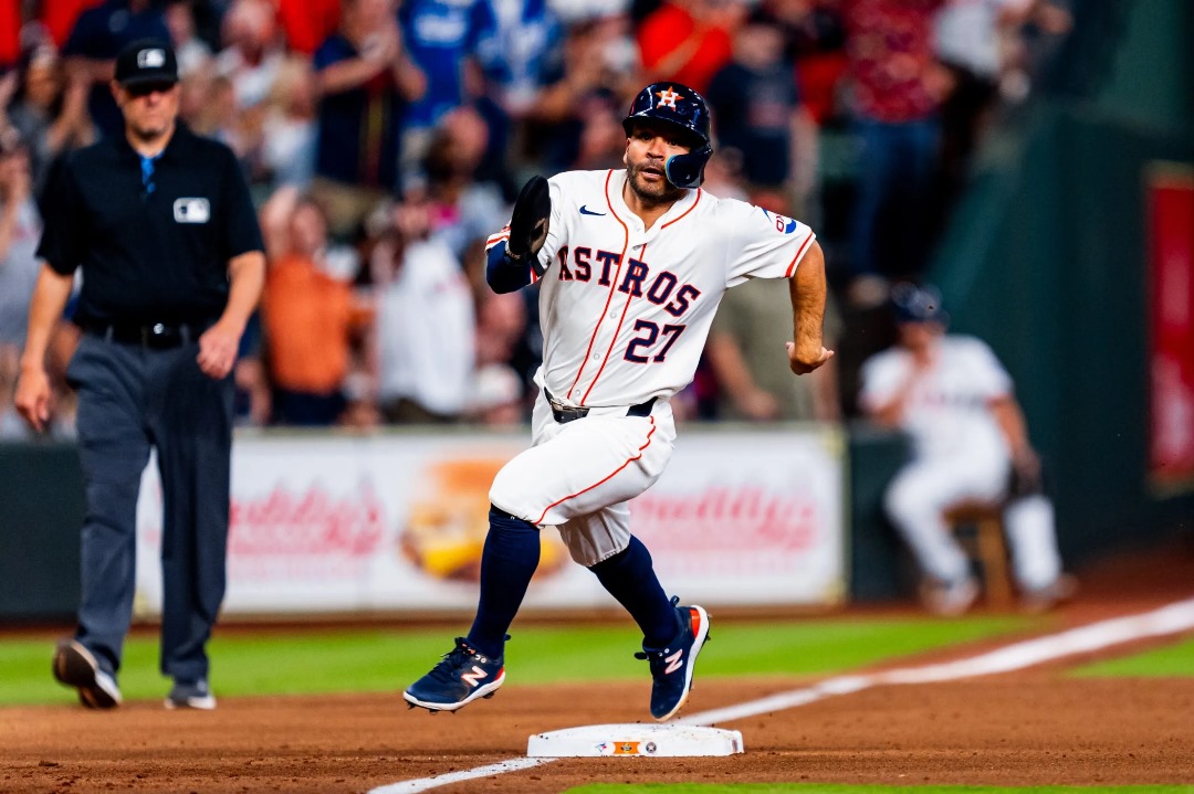 Un astro viendo el cielo: Altuve no se perdió el eclipse solar en EEUU (VIDEO)