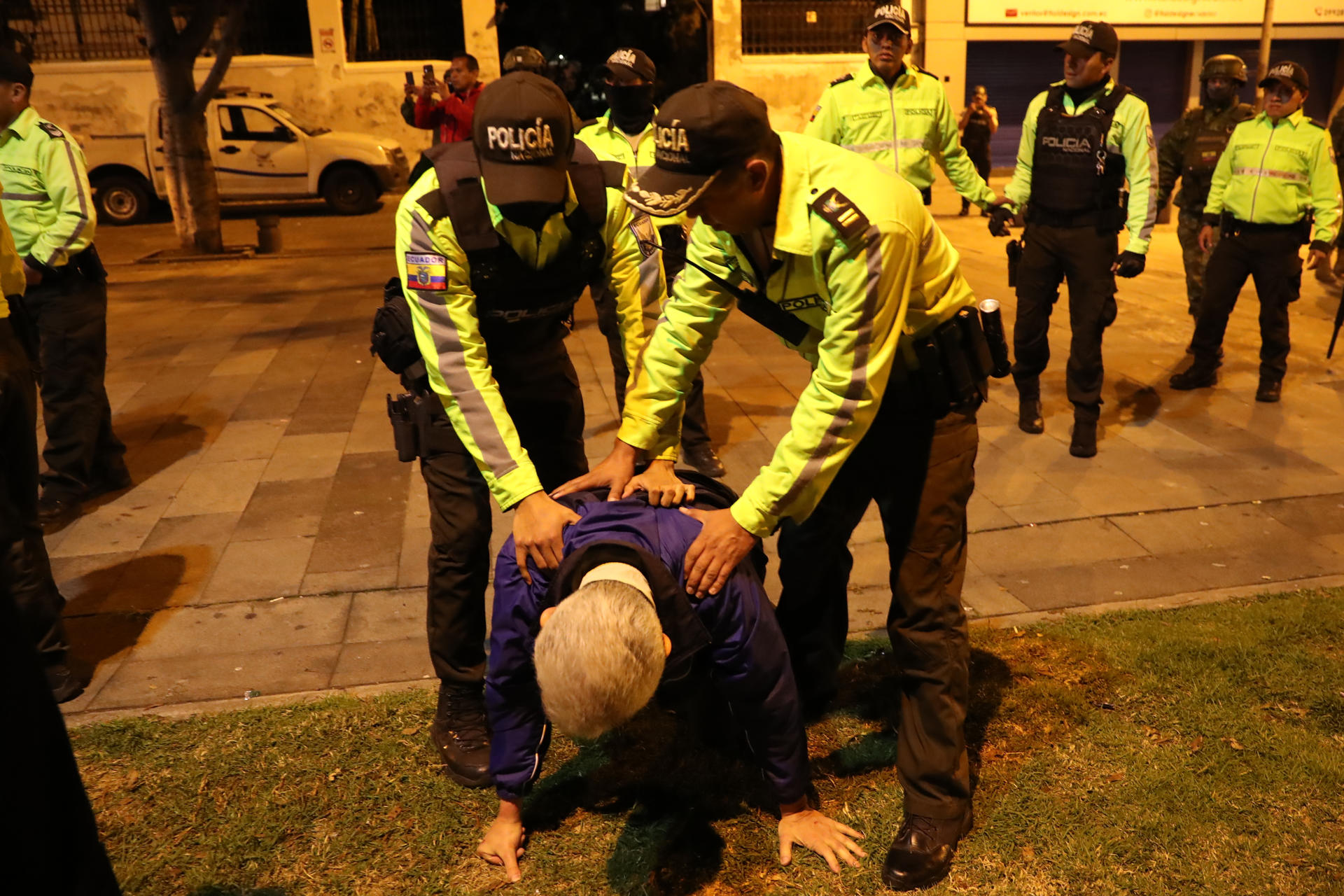 El momento en que representante de México en Ecuador intentó detener caravana policial que irrumpió en la embajada