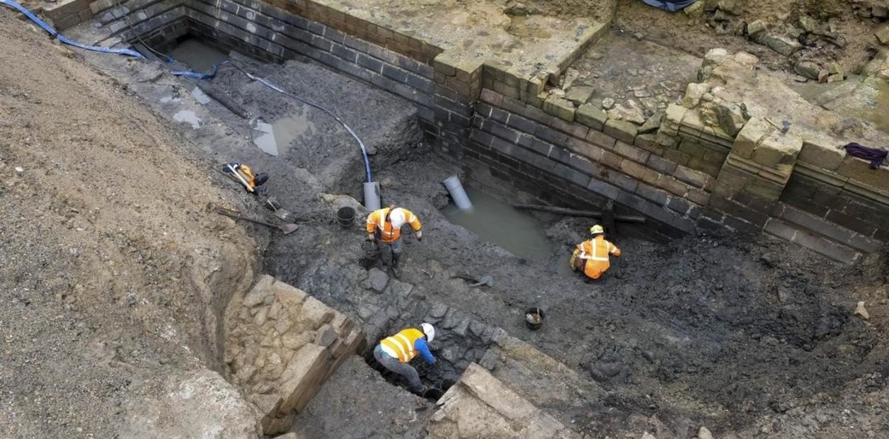 Bajo un hotel de los años 1700 descubrieron un castillo medieval de los 1300