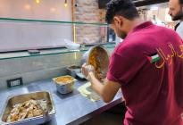 El shawarma más emblemático de Gaza triunfa en Egipto tras quedar destruido por la guerra