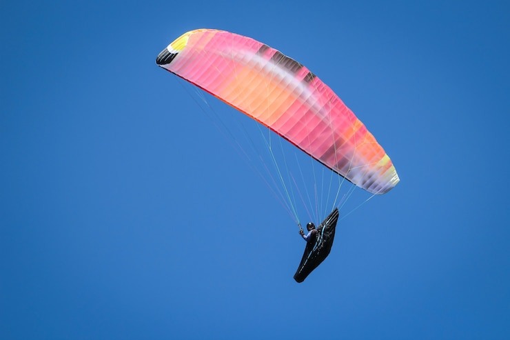 Accidente fatal: El choque de dos parapentes en el aire dejó una persona muerta