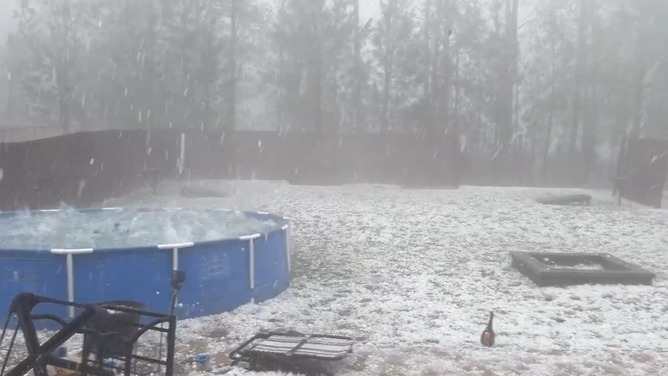 Se desató el caos en el sureste de EEUU: Granizo del tamaño de una pelota de softbol destruyó varias casas (VIDEO)