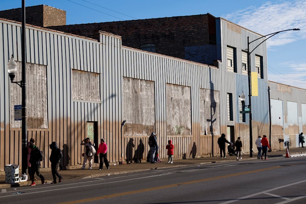 El envío masivo de inmigrantes venezolanos de Texas a Chicago pone a la ciudad contra las cuerdas