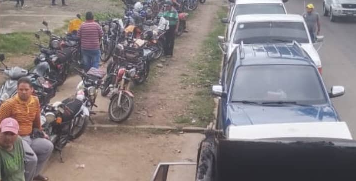 Tremenda cola a la espera de gasolina subsidiada en la Bomba Barinas 2000 este #22May