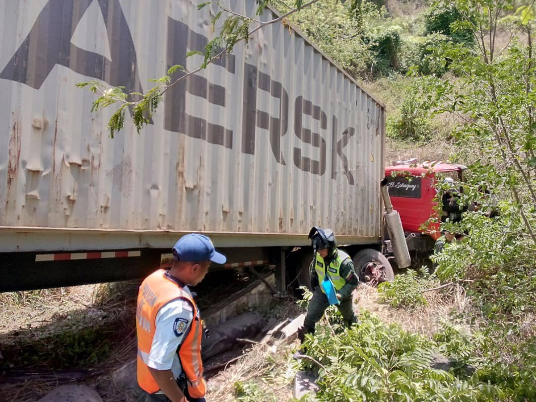 Imágenes: Gandola se salió de la carretera en la Autopista Regional del Centro y cayó a un barranco