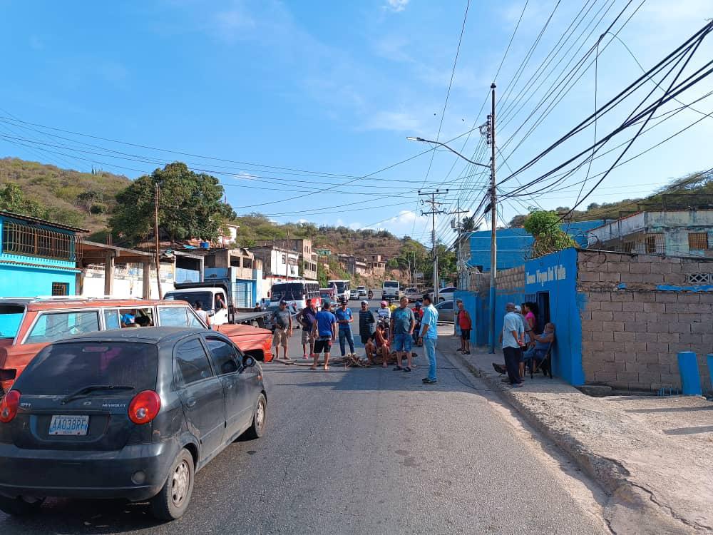 En Brisas del Carmen en Carúpano contabilizan casi 24 horas sin electricidad