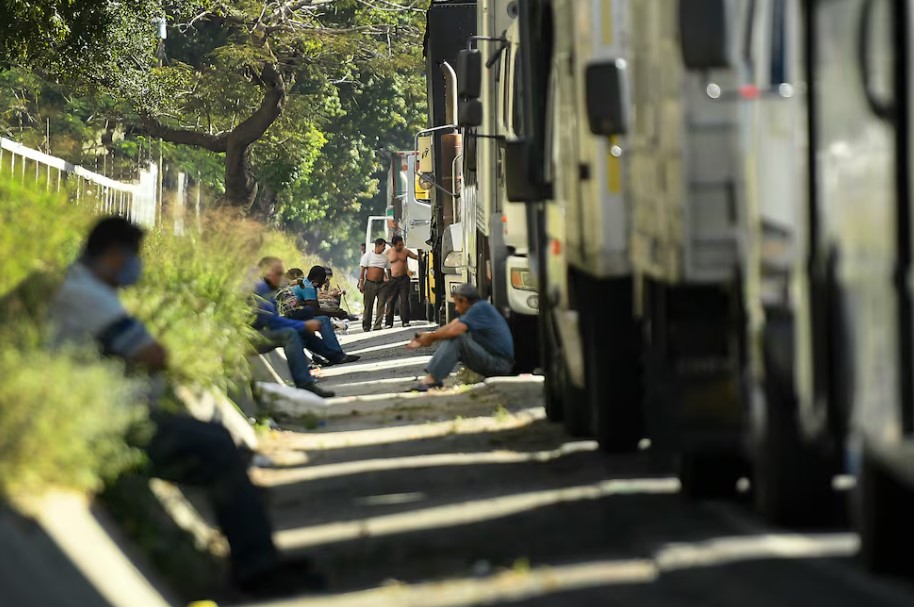 Una nueva ola de escasez de gasolina golpea a Venezuela