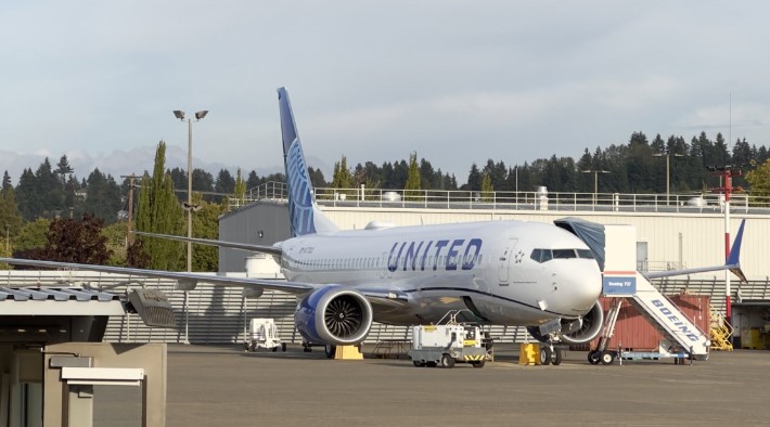 Un Boeing 737 hace un aterrizaje de emergencia en Japón por anomalías en un ala