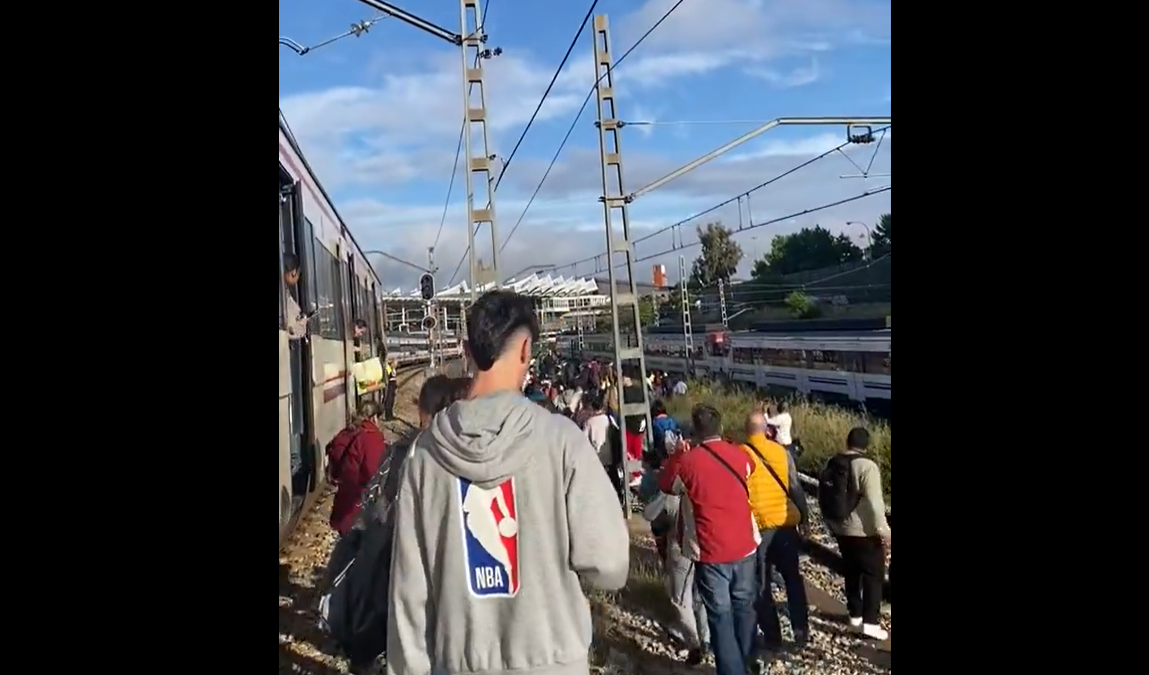 Caos en los Cercanías de Madrid: “Una hora encerrados dentro de un tren sin aire y con las puertas cerradas”