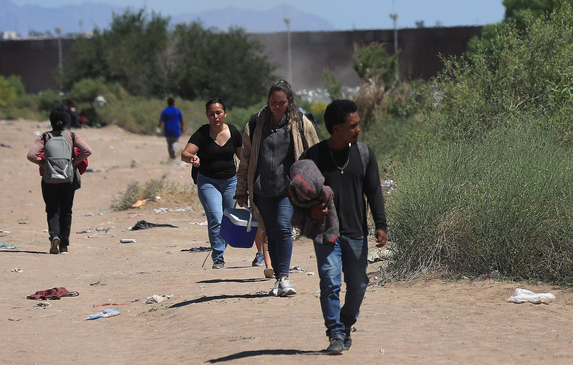 Biden se acerca a líderes republicanos para que apoyen ley sobre frontera (Video)