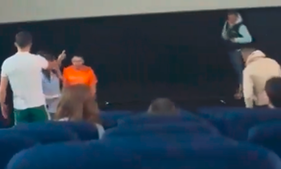 El boxeador que se convirtió en héroe: le pegó una PALIZA a un hombre que insultaba a una mujer en el cine (VIDEO)