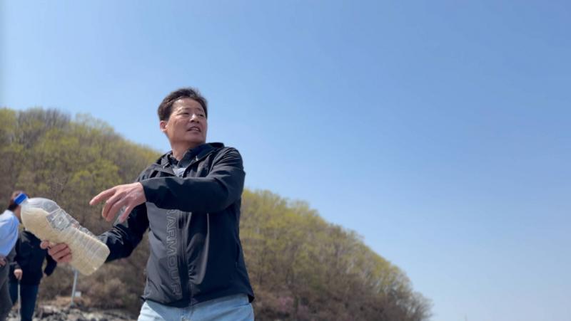 Quién es el hombre que lanza botellas llenas de arroz al mar desde Corea del Sur para salvar vidas en Corea del Norte