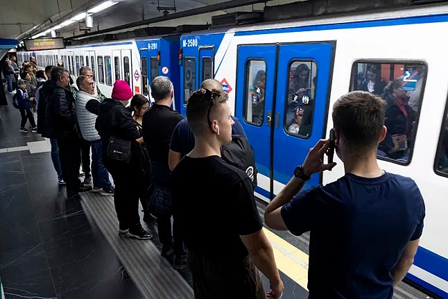 Bajó a las vías del metro para orinar y terminó arrollado fatalmente