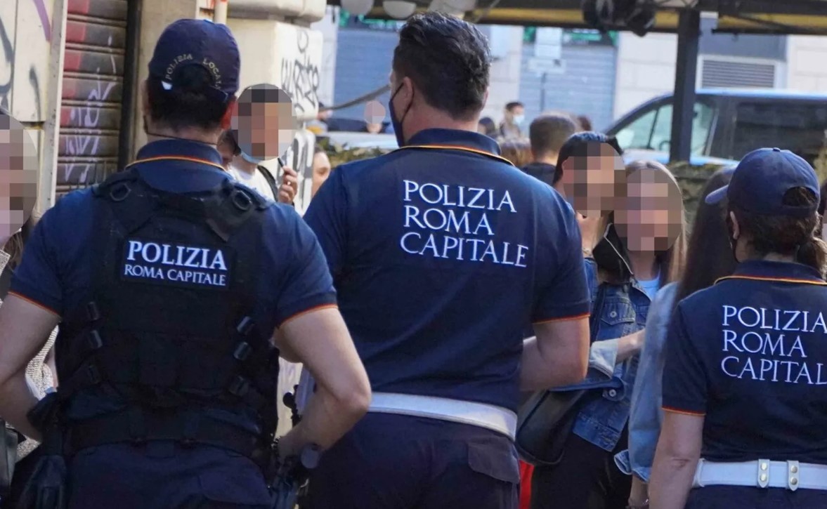 Horror en Italia: madre abandona a su hija en una carretera por una mala nota en el colegio