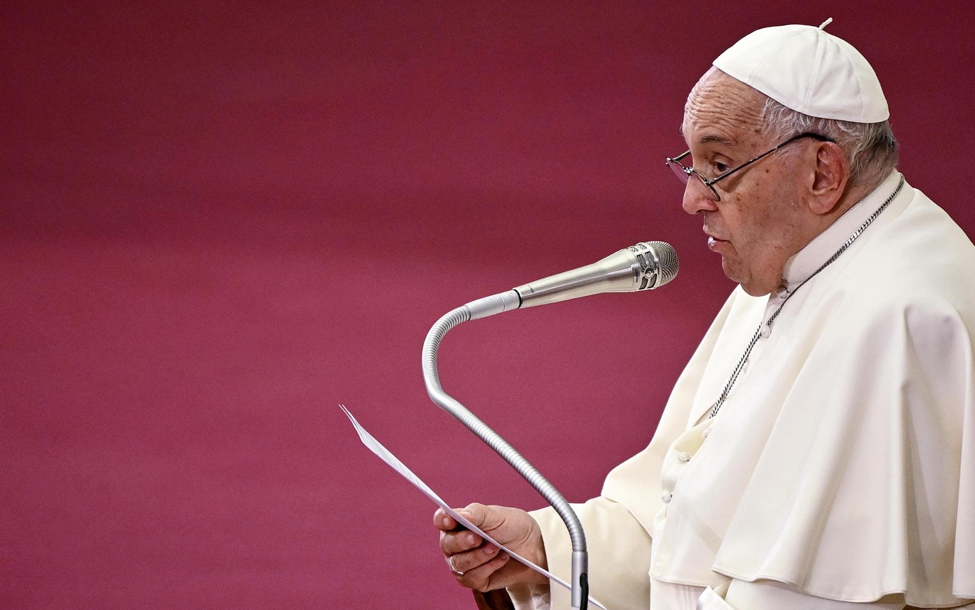Papa Francisco llamó a acoger a homosexuales en la Iglesia pero con prudencia en seminarios