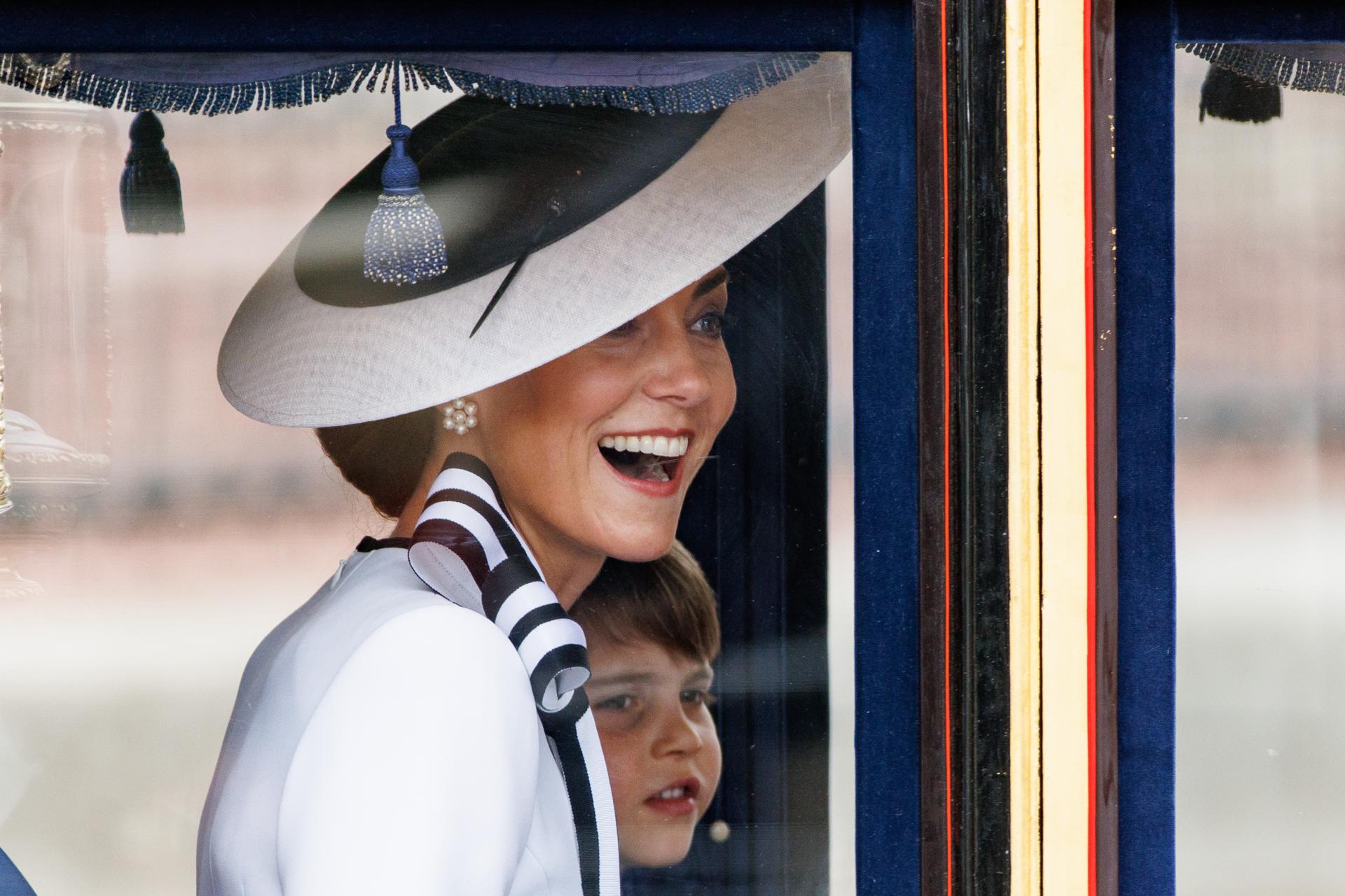 El esperanzador mensaje detrás del look bicolor que Kate Middleton ha lucido en el “Trooping the Colour” (Fotos)