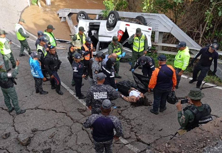 Continúa cerrado el paso en la carretera Falcón-Zulia tras el colapso del puente Cocuiza