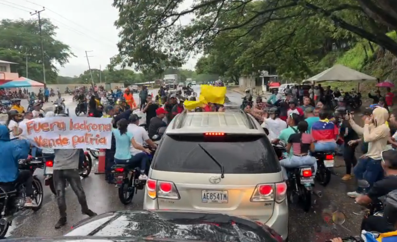 VIDEO: masiva caravana de María Corina disolvió en paz los planes de una microscópica horda del Psuv