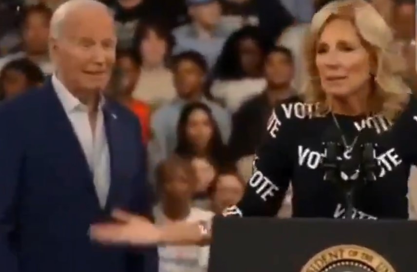 De mal en peor: Biden se “congela” durante discurso de su esposa (VIDEO)
