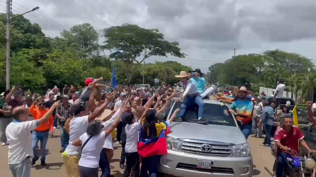 EN VIDEO: una avalancha de gente acompañó a María Corina Machado en su paso por Tucupido