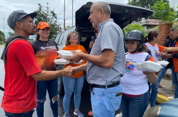 Voluntad Popular sorprendió a los vendedores informales en semáforos y esquinas de Barinas