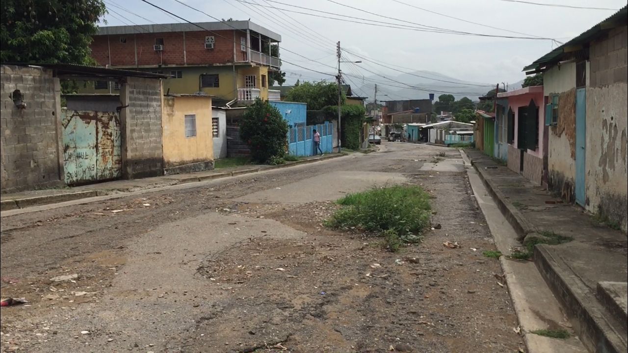 A oscuras y minados de huecos viven habitantes del sector 14 de Marzo en Guárico