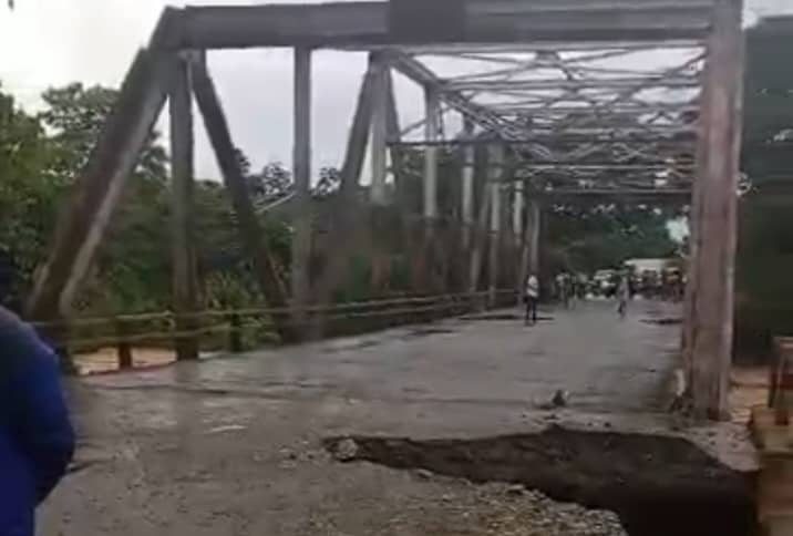 Paso restringido por el puente sobre el río Michay en Barinas, afectado por las lluvias