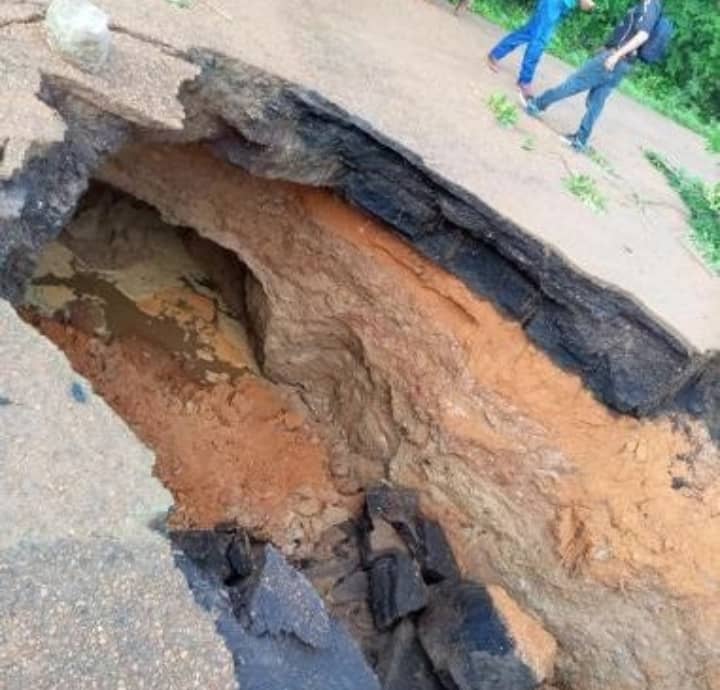 Se abrió tremenda tronera en la vía que comunica a Guárico con Anzoátegui