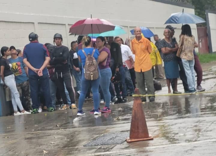 Usuarios del Saime en Barinas fueron a sacar la cédula y tuvieron que esperar bajo la lluvia