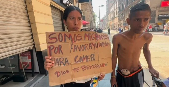 La triste historia de una pareja venezolana que pide ayuda para comer en México