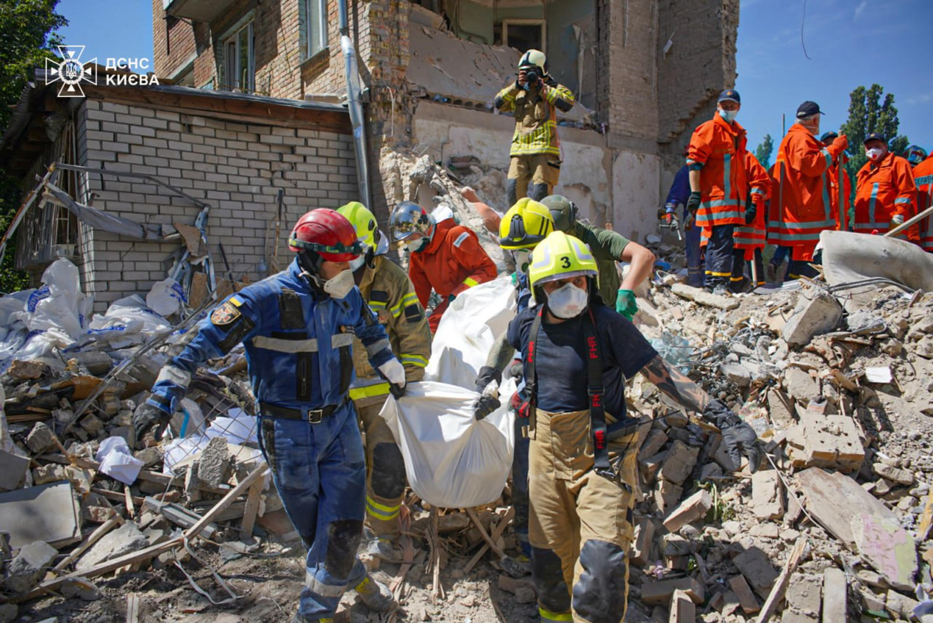 Continúan los trabajos de rescate en el hospital infantil de Kiev atacado por Rusia