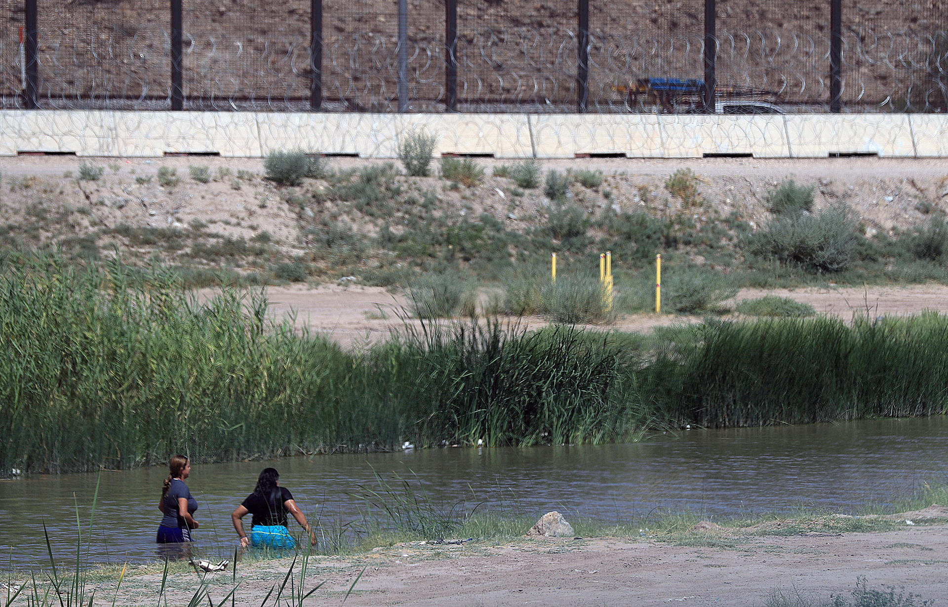 En operativo entre México y EEUU rescataron a decenas de migrantes, pero uno se ahogó en río Bravo