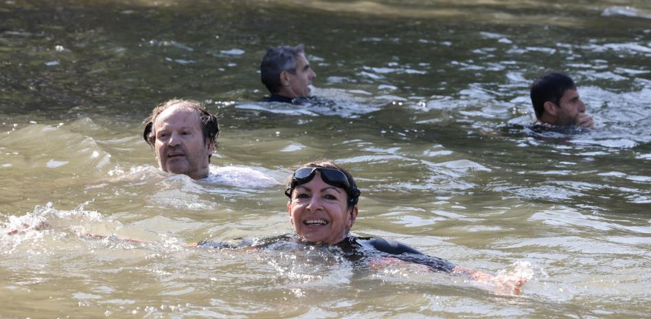 La alcaldesa de París se baña en el Sena junto a Tony Estanguet antes de los Juegos Olímpicos