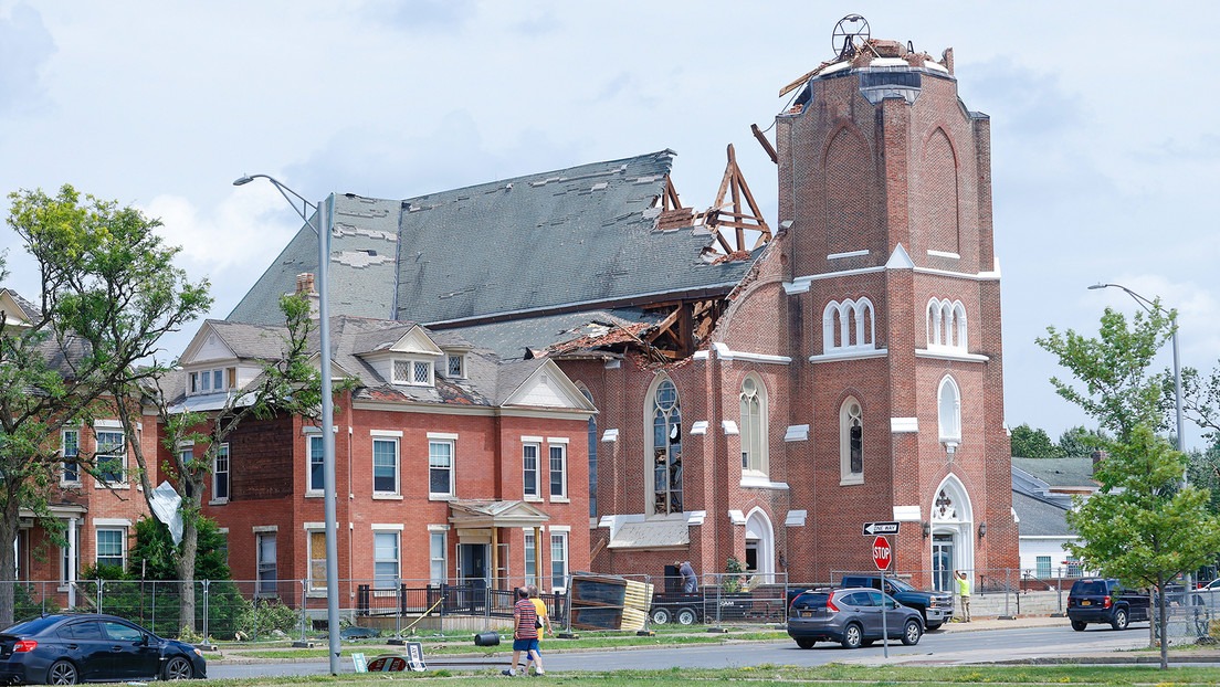 FOTOS: Tornado derribó un bombardero B-52 y arrancó el techo de una iglesia en Nueva York